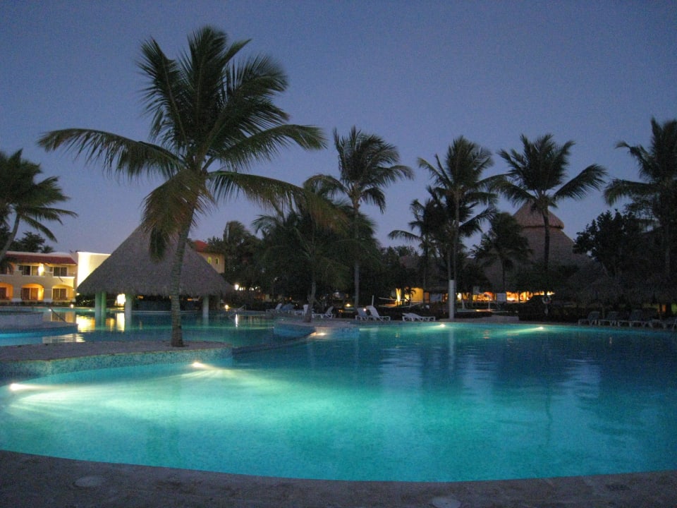 La piscine de nuit Iberostar Selection Hacienda Dominicus