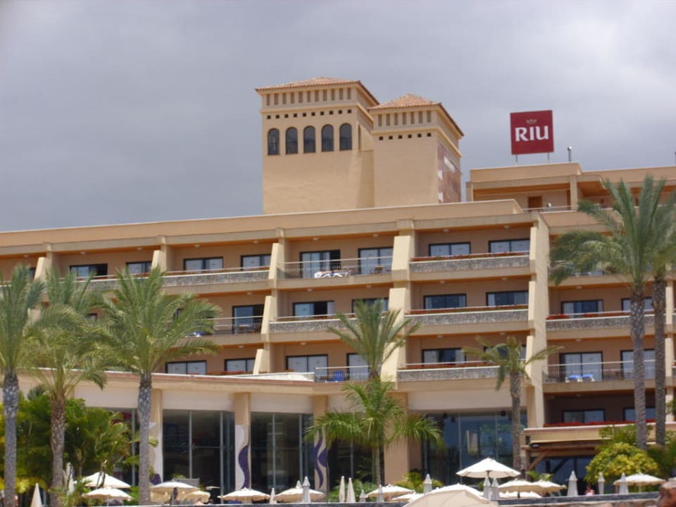 Blick vom Pool zu den Balkons Hotel Riu Buenavista