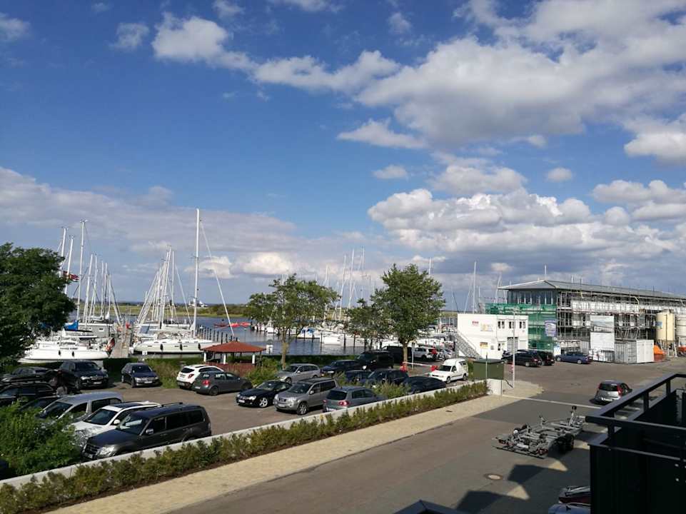 Ausblick auf den Hafen vom Balkon aus Hafenhotel Meereszeiten