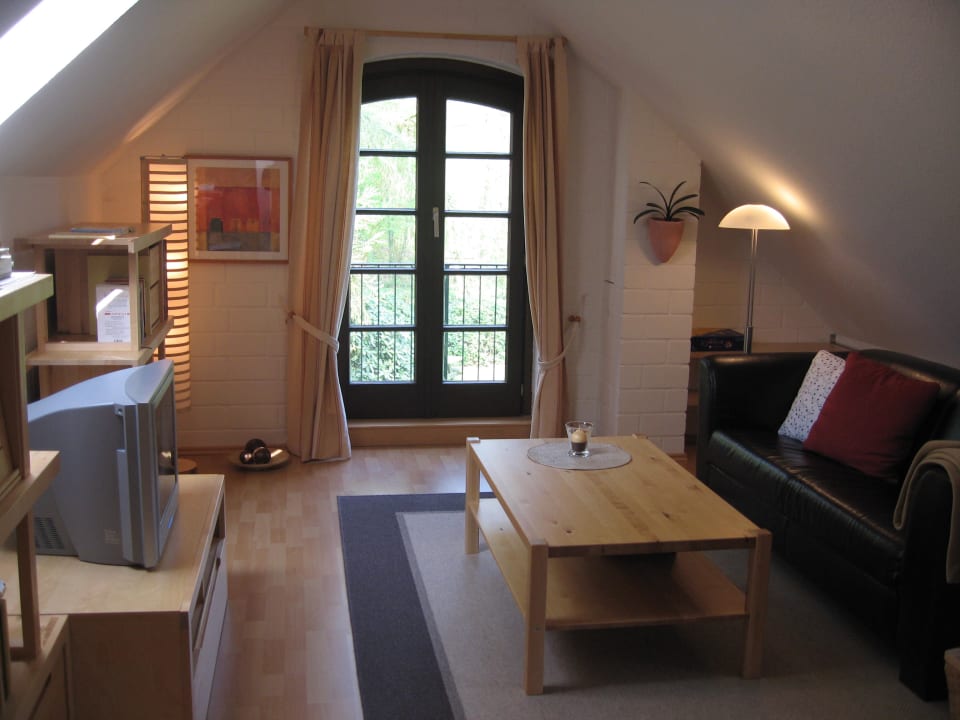 Wohnzimmer im OG mit Blick auf den Balkon Ferienhaus Wolfsmeer