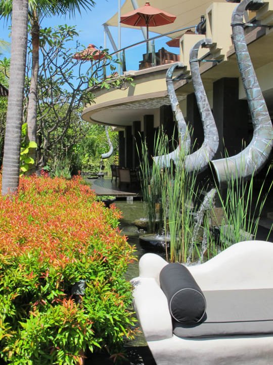 Wunderschöne Wasserelemente The St. Regis Bali Resort