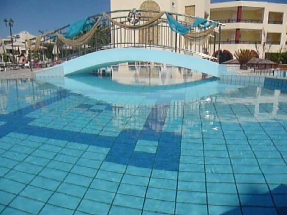 Poolanlage Vantaris Palace