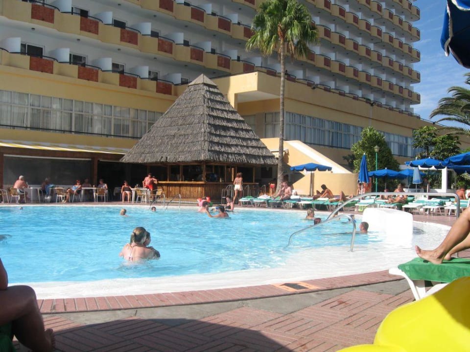 Pool mit der Poolbar im Hintergrund allsun Hotel Lucana