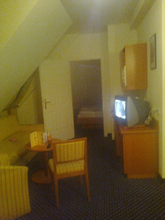 Wohnzimmer  Suite Hotel 900 m zur Oper