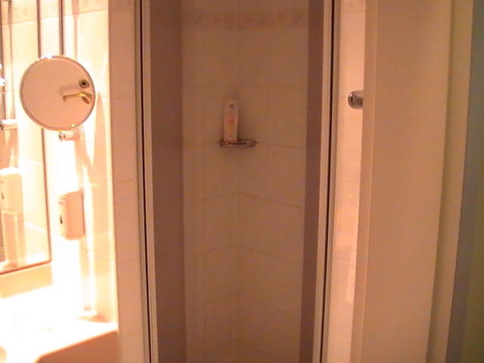 Die Dusche ( Türen geöffnet ) Hotel Schloss Köpenick by Golden Tulip