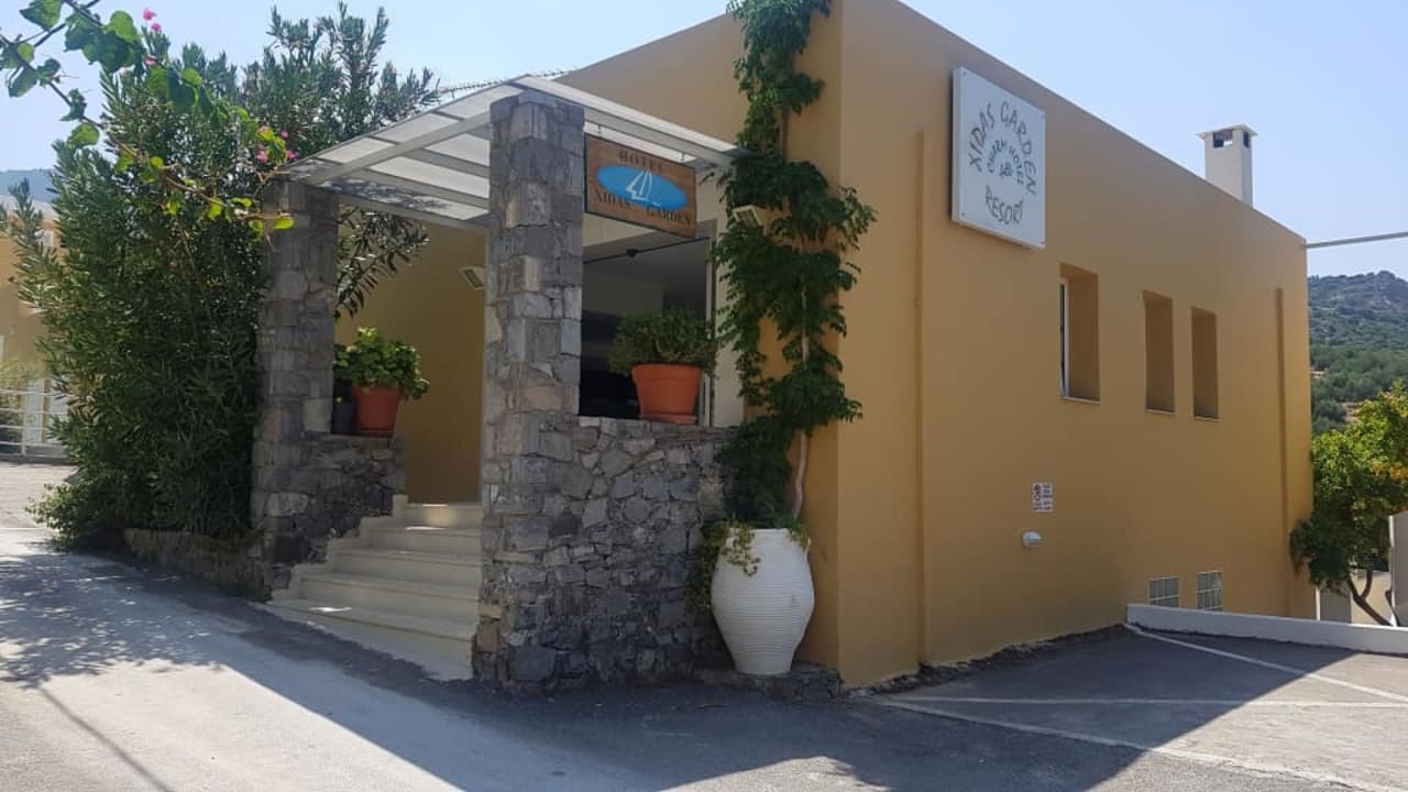 Recepcja z zewnątrz Hotel Xidas Garden