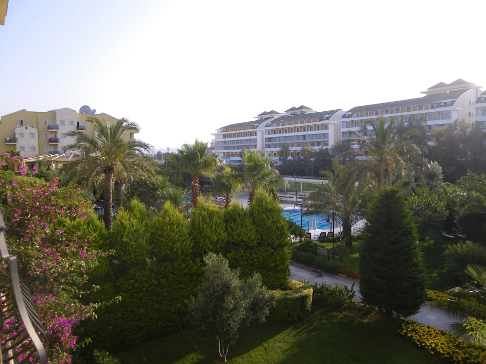 Vom Balkon in den Garten  Belek Beach Resort Hotel