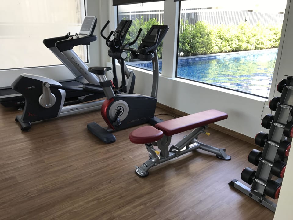 Kleiner Fitness-Bereich mit Aussicht auf Pool D Varee Diva Central Rayong