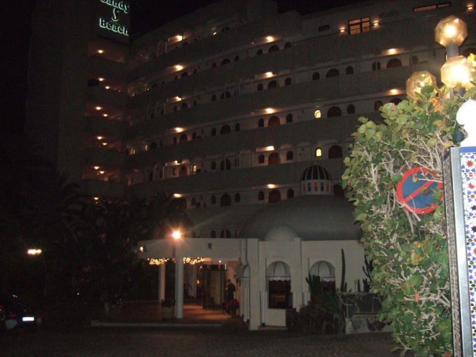 Hoteleingang abends Seaside Hotel Sandy Beach