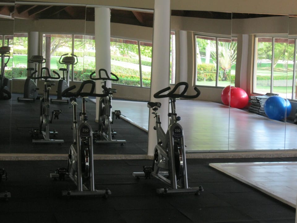 Spinningbikes und Gymnastikecke Grand Sirenis Punta Cana Resort & Aquagames