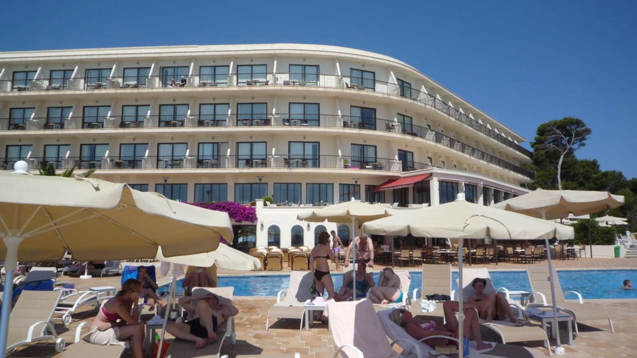 Blick vom Pool zu den Zimmern Grupotel Aguait Resort & Spa - Adults only