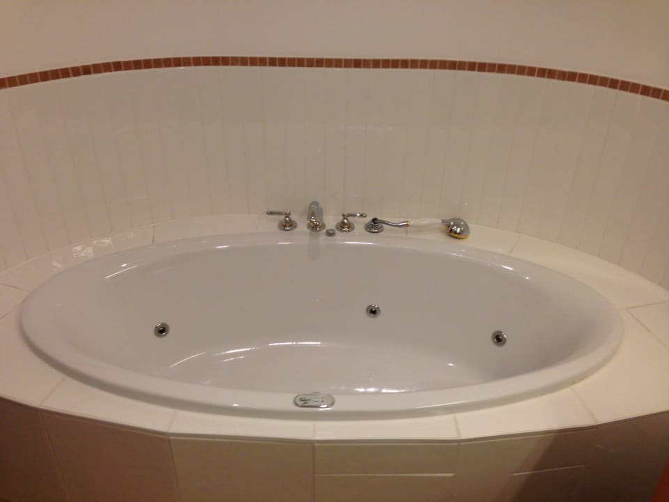 Badewanne mit Massagedüsen. RETTER Bio-Natur-Resort