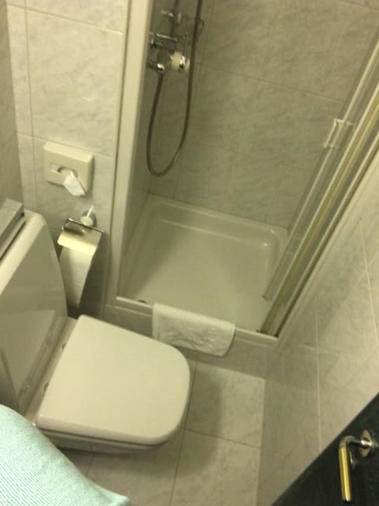 Sehr beengte Toilette/Dusche Thermal Hotels & Walliser Alpentherme