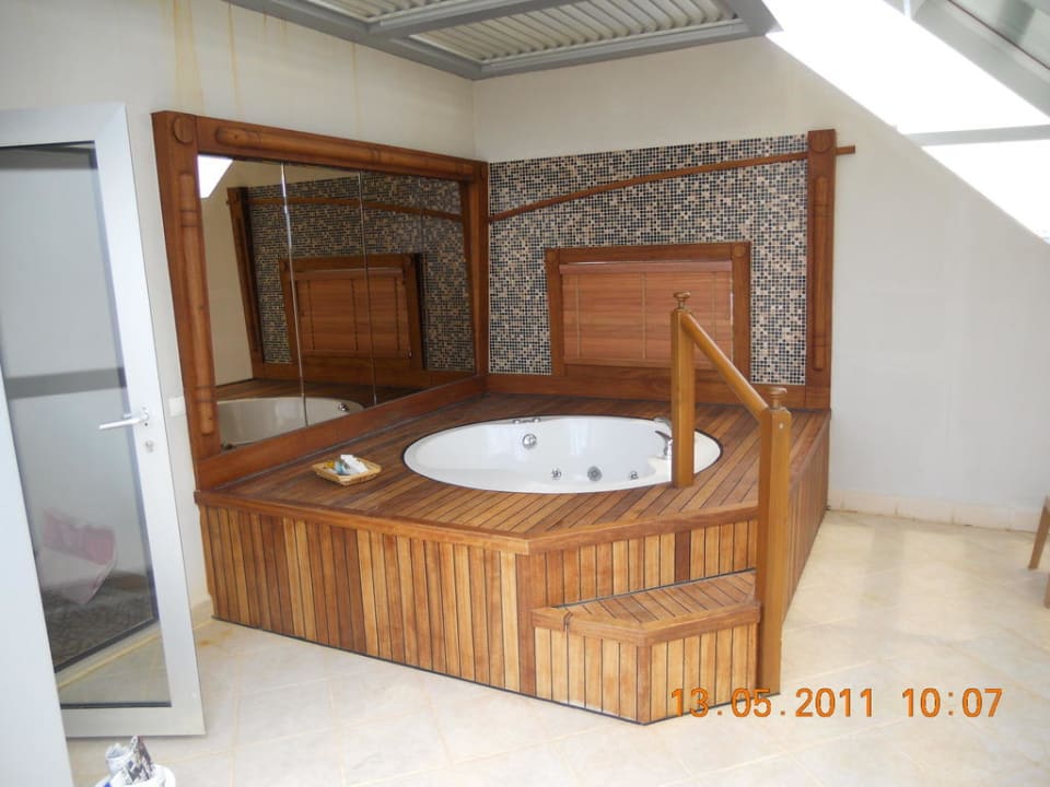 Jacuzzi Saturn Palace Resort Hotel