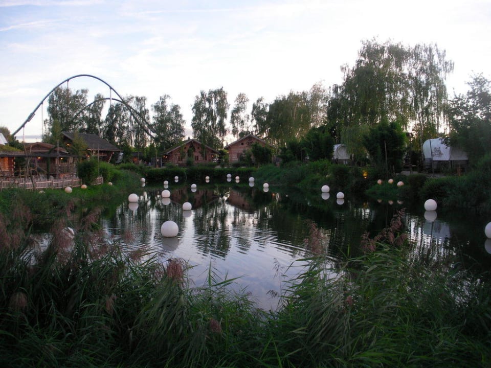 Abends sehr schön beleuchtet Tipi Town Europa-Park