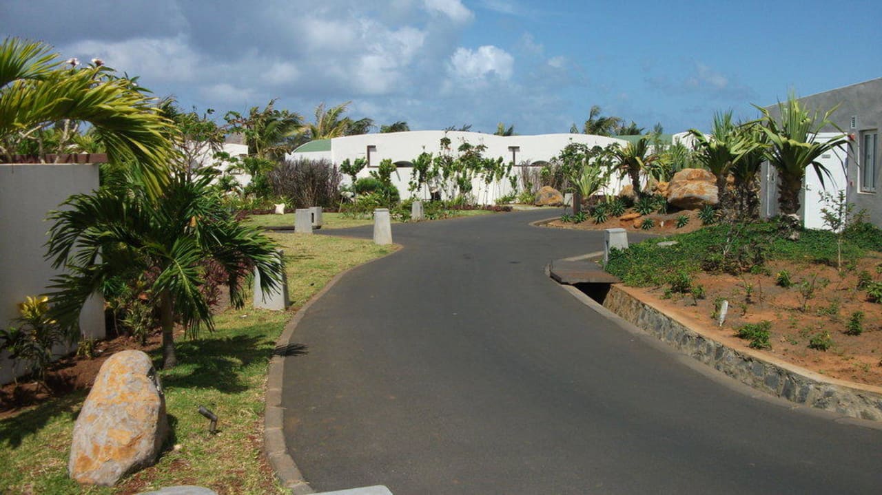 Straße vom Eingang in die Anlage hinein SO/ Mauritius Hotel