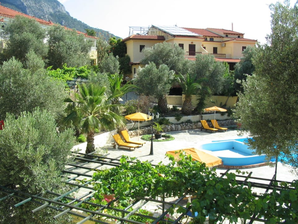 Poolbereich mit Blick auf die Taverne Hotel Limnionas Bay Village
