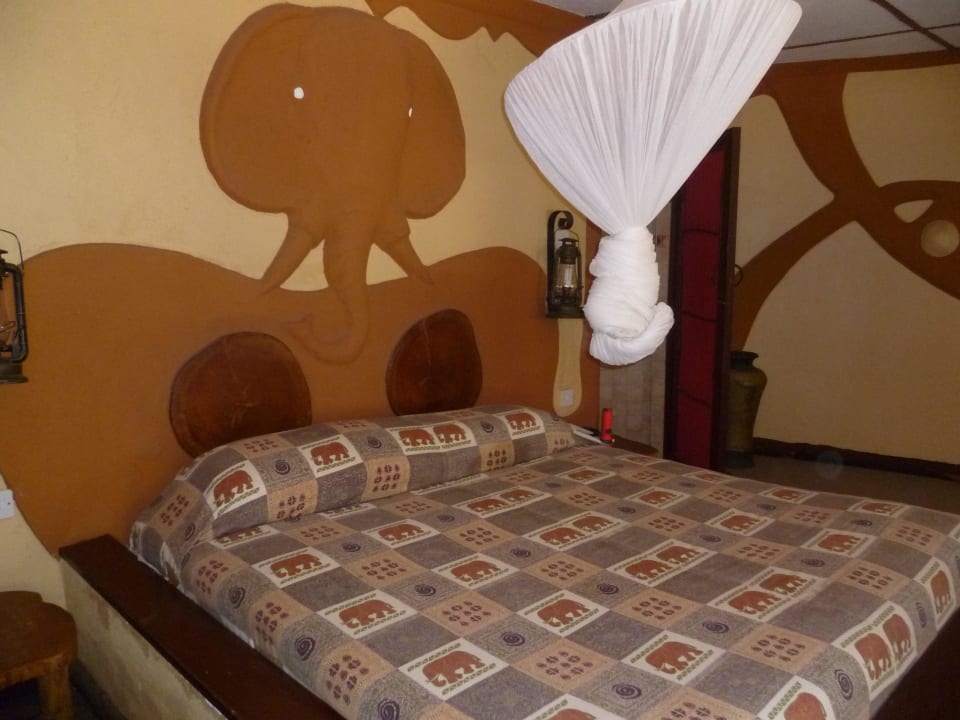 Bett mit Moskitonetz Hotel Amboseli Sopa Lodge