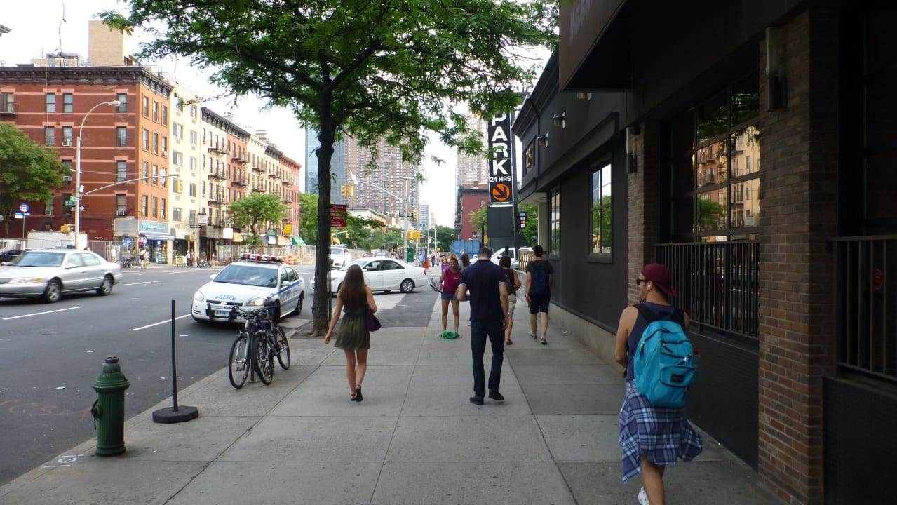 Vor dem Hotel The Skyline Hotel New York