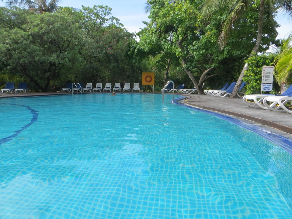 Schöner und sauberer Pool direkt an der Bar Adaaran Select Hudhuran Fushi - Premium All Inclusive