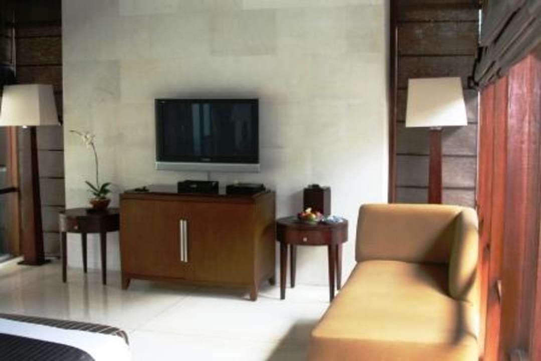 TV und Minibar The Kayana Seminyak