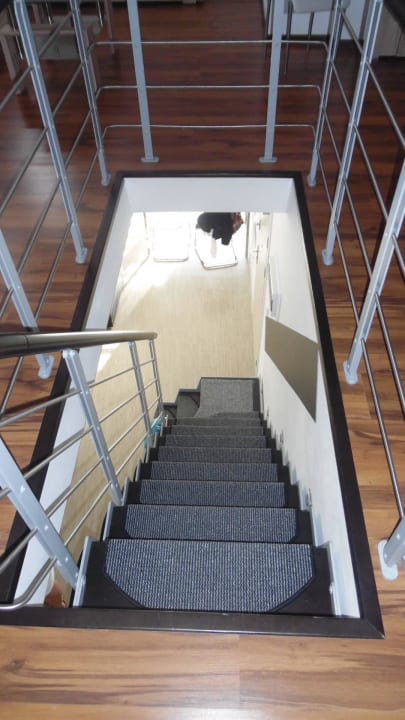 Treppe in die untere Etage Apartamenty Feniks