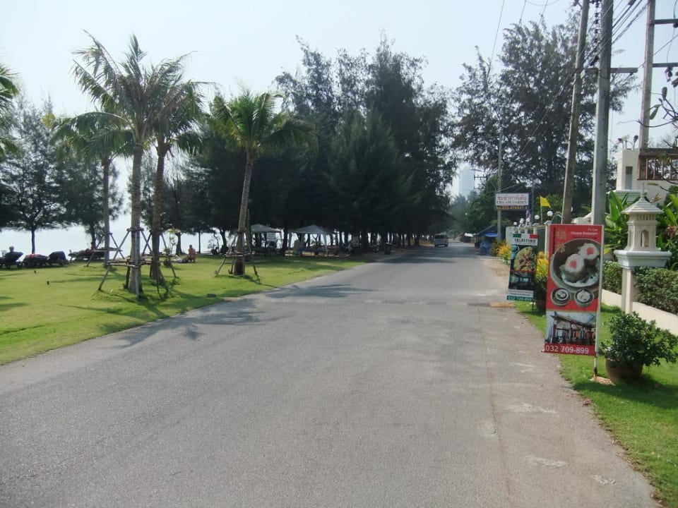 Straße zwischen Hotel und Strand Hotel Grand Pacific Sovereign Resort & Spa