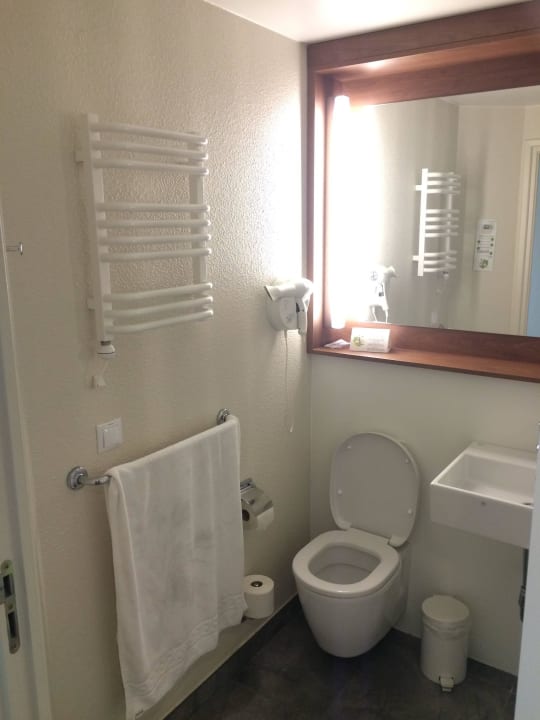 Clean and modern bathroom Hotel Campanile Warszawa