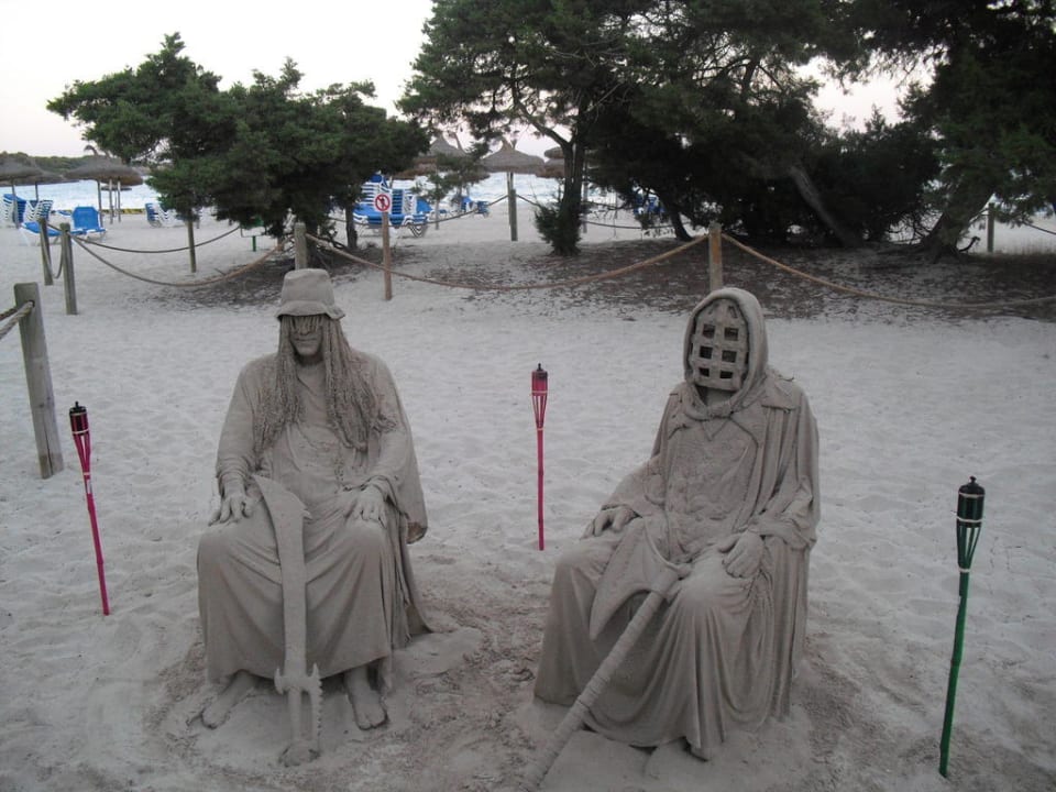 Sandfiguren da saßen Menschen drunter Welikehotel Marfil Playa