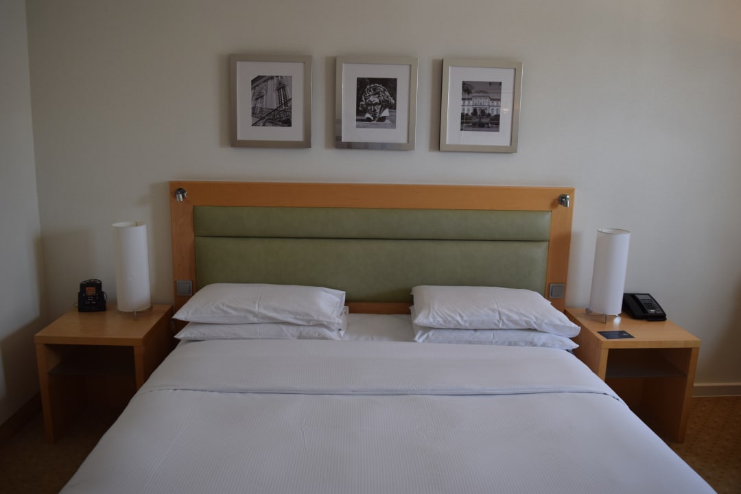 Doppelbett mit vier Kissen und einer Zudecke. Dorint Hotel Bonn