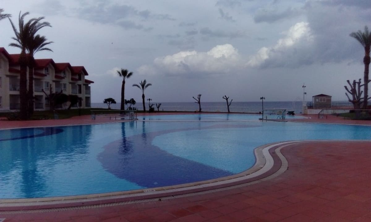 Sehr schön gelegener Pool Richtung Meer Salamis Bay Conti Resort Hotel & Casino