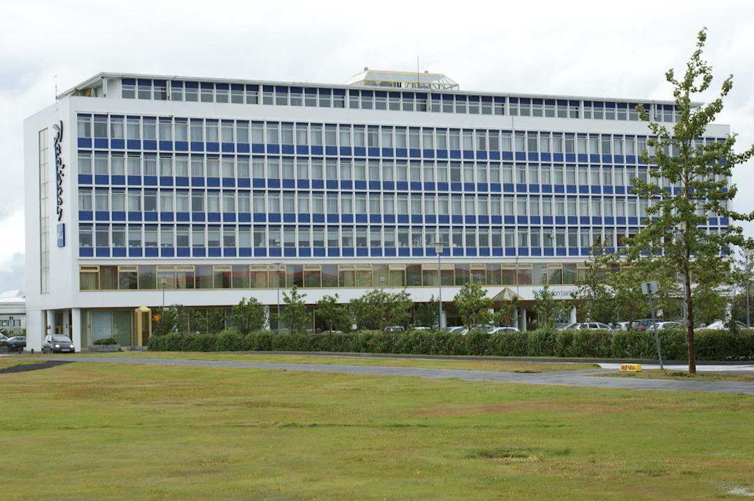 Blick von der Strasse Radisson Blu Hotel Saga