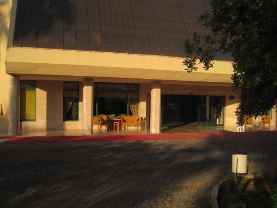 Vor dem Eingang Hotel Meryan