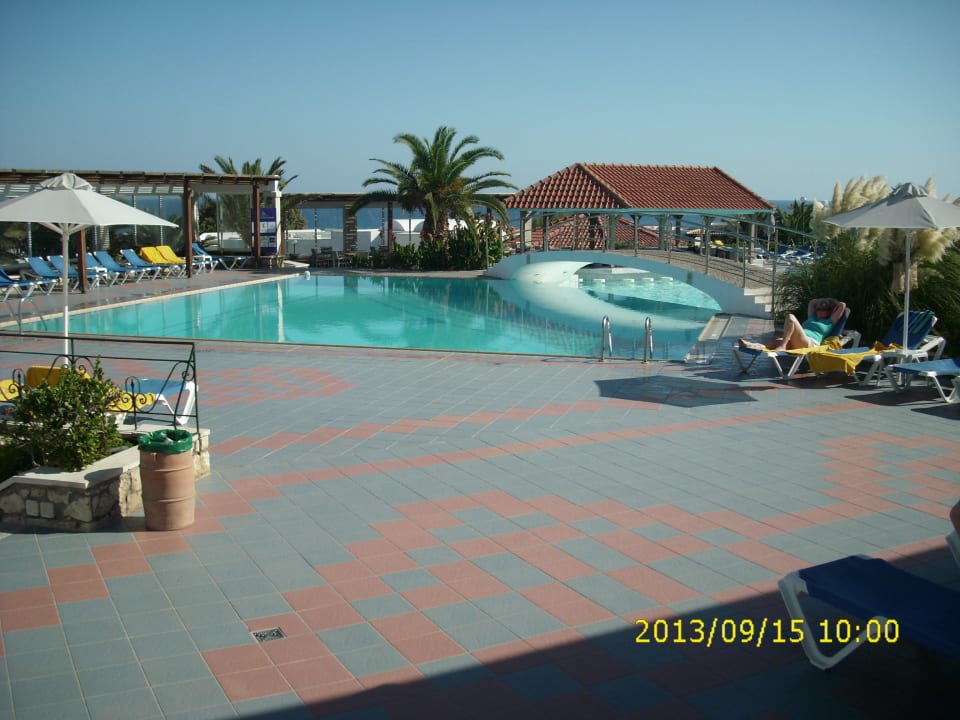 Oberer Pool mit Übergang zur Poolbar Annabelle Beach Resort