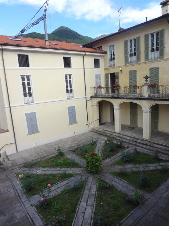 Ausblick vom einten Fenster in den Innenhof Hotel Il Portico