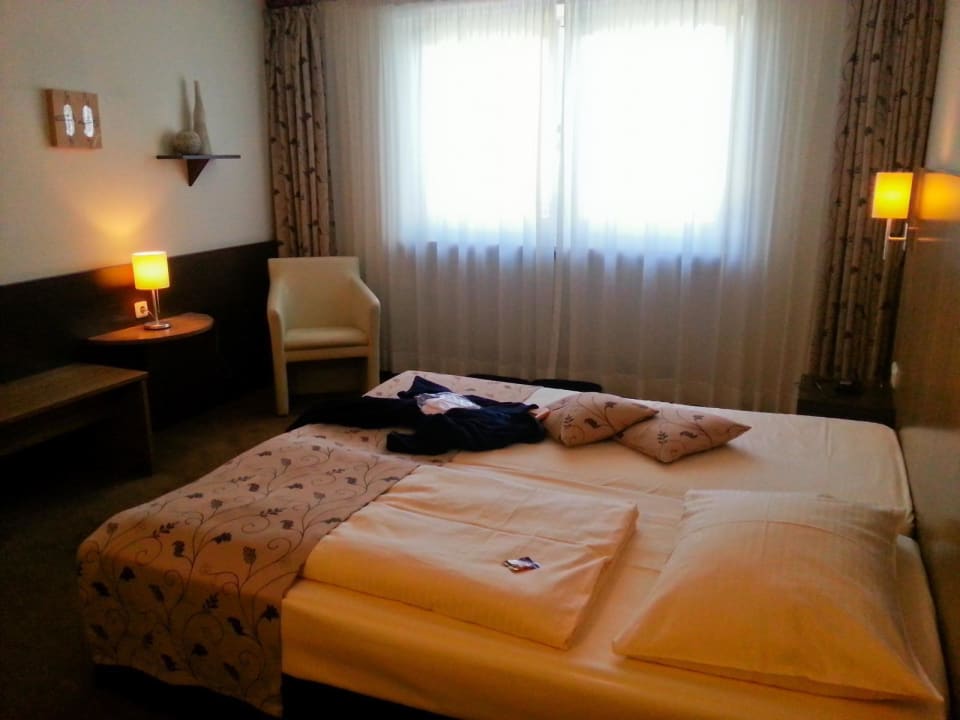 Bett und Sitzecke Quality Hotel Augsburg
