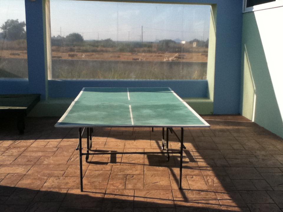 Die Tischtennisplatte am Pool ohne Netz  Corali Hotel