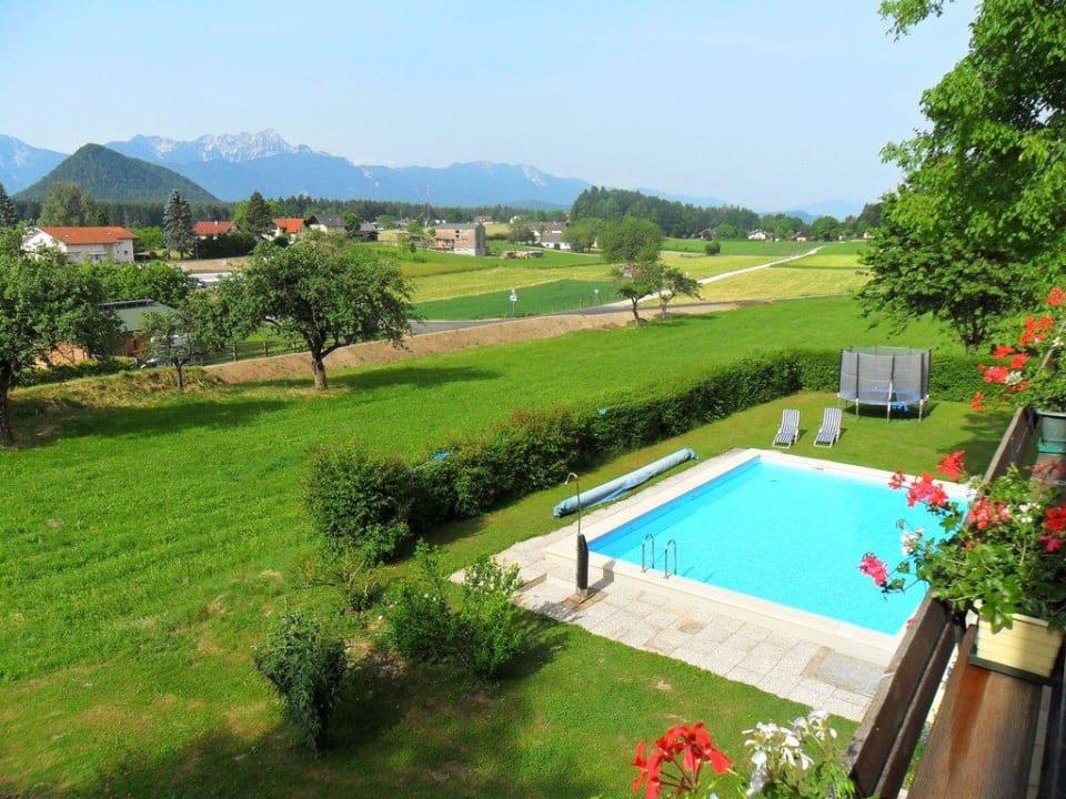 Blick vom Zimmer auf den Pool Pension Haus Kaiser