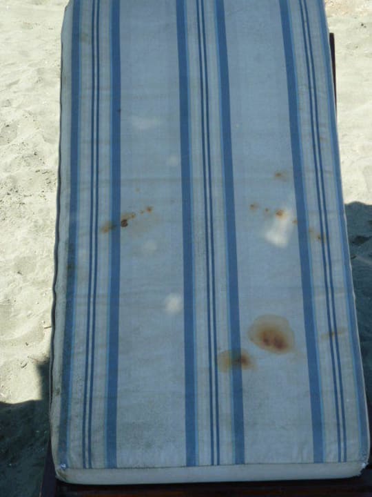 Sehr einladende Matratze einer Strandliege Amathus Beach Hotel Limassol