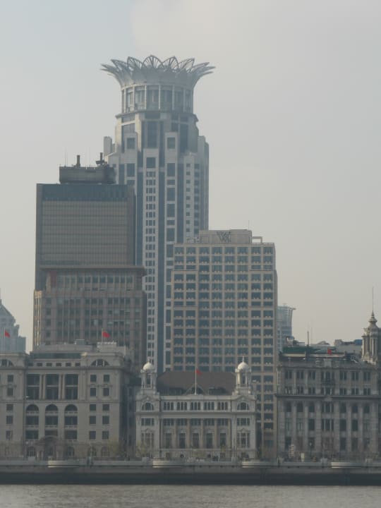 Blick auf Hotel mit altem und neuem Gebäude Hotel Waldorf Astoria Shanghai on the Bund