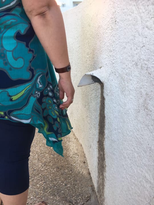 Defekte Röhre an Treppe Hotel El Mouradi Djerba Menzel