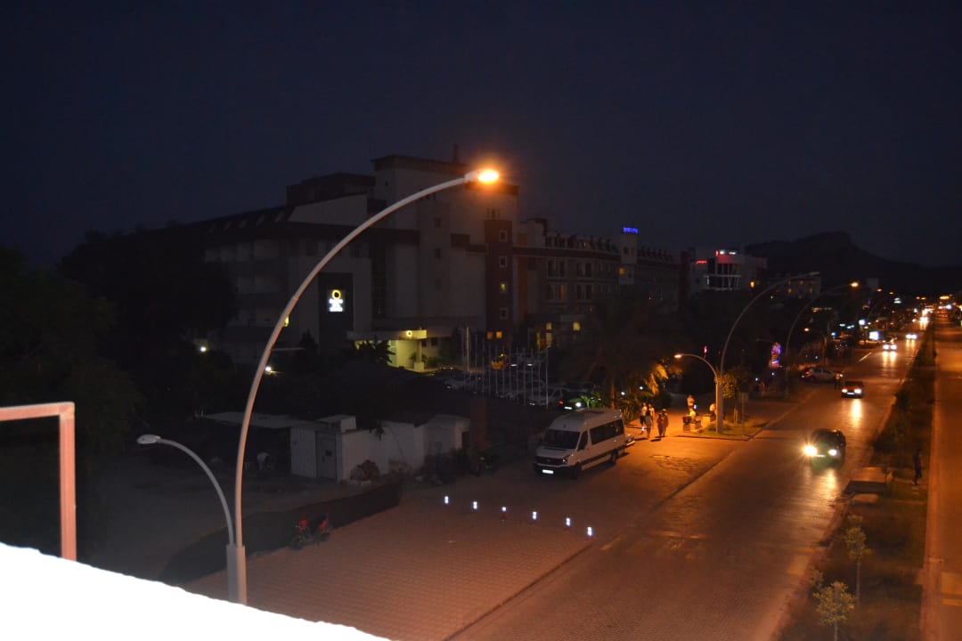 Вид с моста на главную улицу и отель Armas Gül Beach