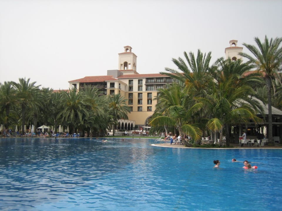Blick aus dem großen Pool auf das Hotel Lopesan Costa Meloneras, Resort & Spa