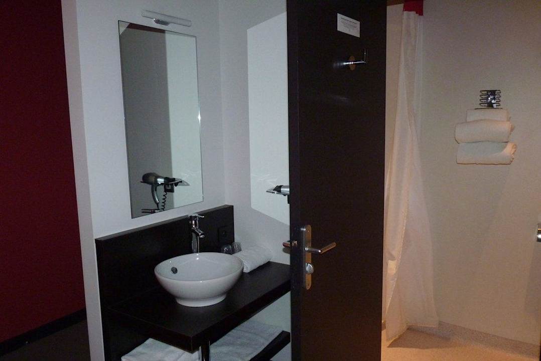 Zimmer 311 -Waschbecken und Zugang zu Dusche/ WC Kyriad Lyon Centre - Perrache