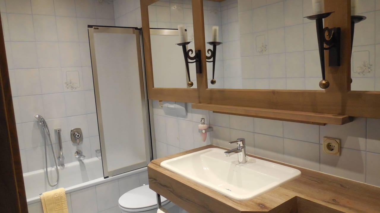 Großes Badezimmer Hotel Alpenhof Krün