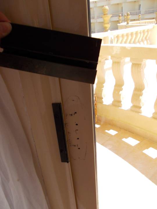 Defekte Tür zum Balkon einen Tag das Zimmer offen Riviera Aqua Park Resort