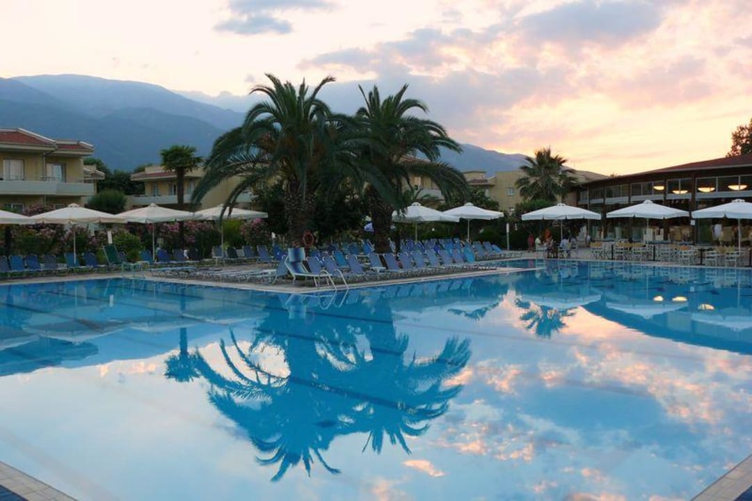 Basen z widokiem na Olimp alltoura Club Hotel Poseidon Palace