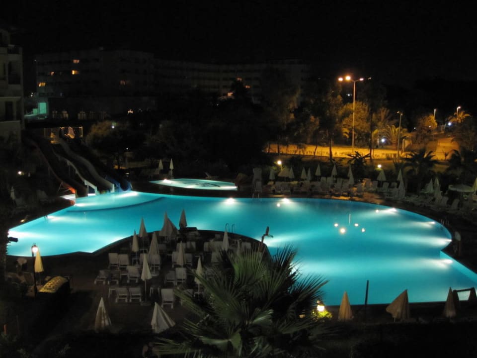 Poolblick in der Nacht Bella Resort & Spa
