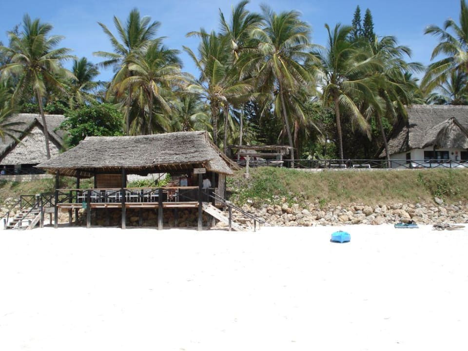 Vor der Hotelanlage, vom Strand aus... Kilifi Bay Beach Resort