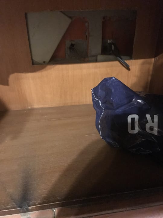 Direkter Zugang zum Gemäuer im Kleiderschrank Three Corners Sea Beach Resort